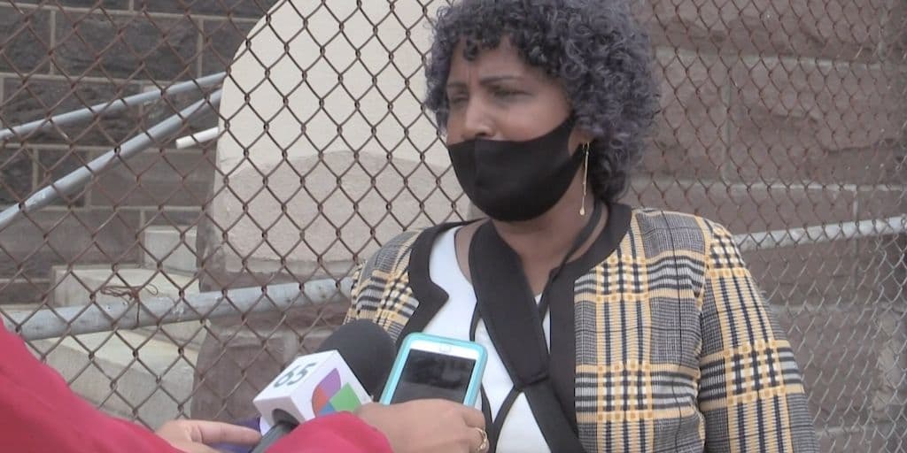 Según confirmó a Noticias Univision 65 la presidente de la OCLEE en Pensilvania, Enerolina Meléndez, se trató de un error común: acudieron al centro de votación equivocado. 
<br>
<br>“Muchas personas se han acercado y cuando van a votar, resulta que no pueden hacerlo por que su centro de votacion es en otro estado o en Santo Domingo”, aseguró Meléndez. 
<br>