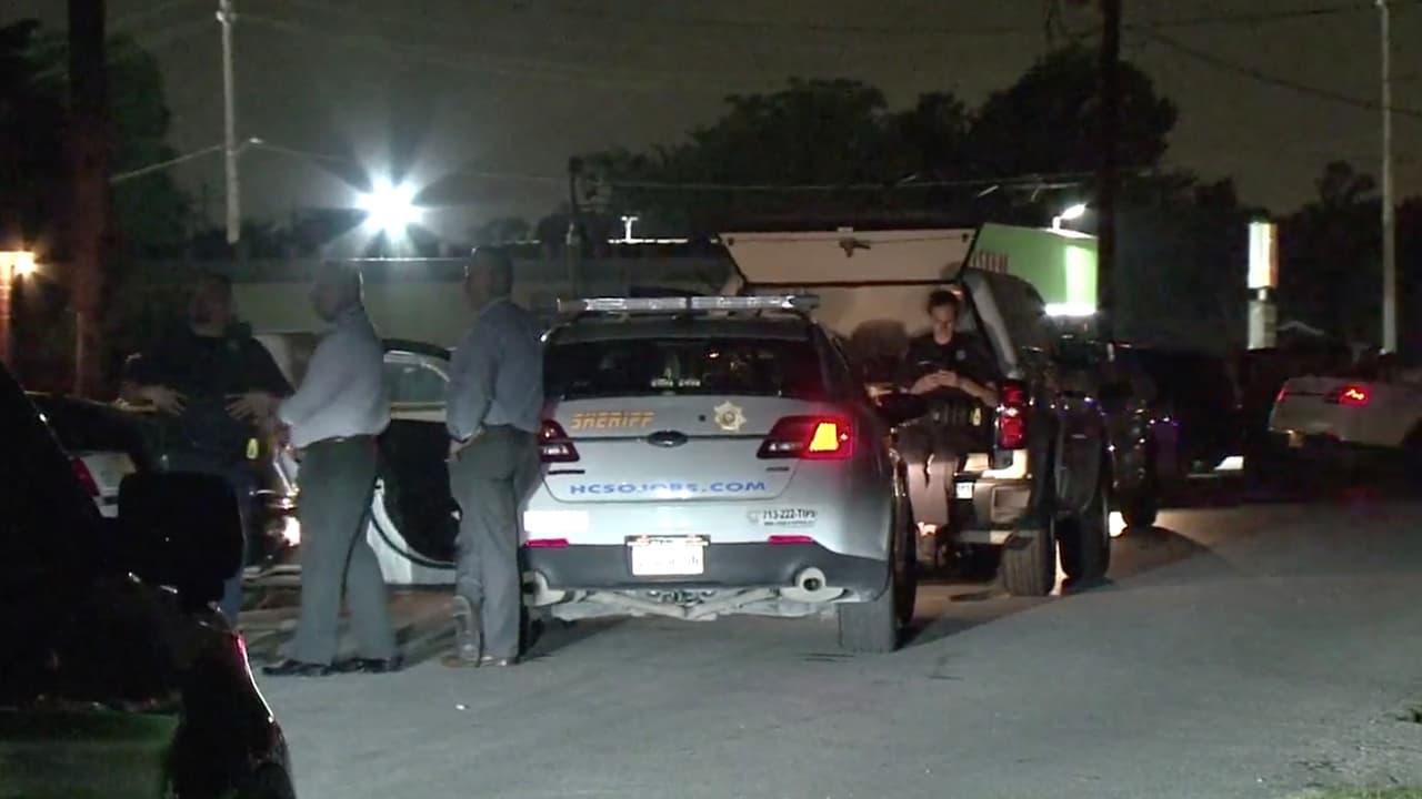 Al lugar acudieron oficiales de peritaje y del Servicio Médico Forense del Condado Harris.