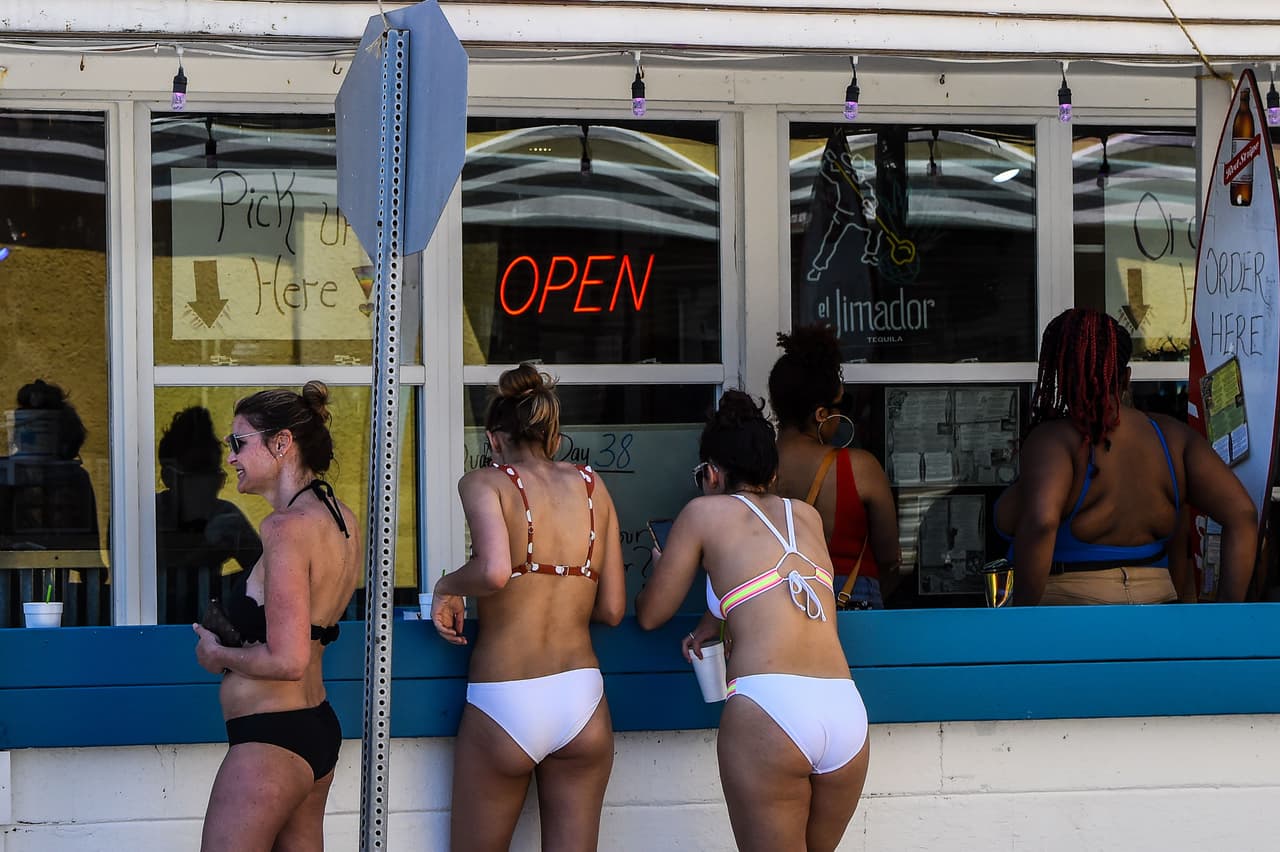 Un bar abierto en Tybee Beach, Georgia. Este fue un de los primeros estados en relajar las medidas de aislamiento a finales de la semana pasada y sus habitantes se han refugiado del calor en las playas.