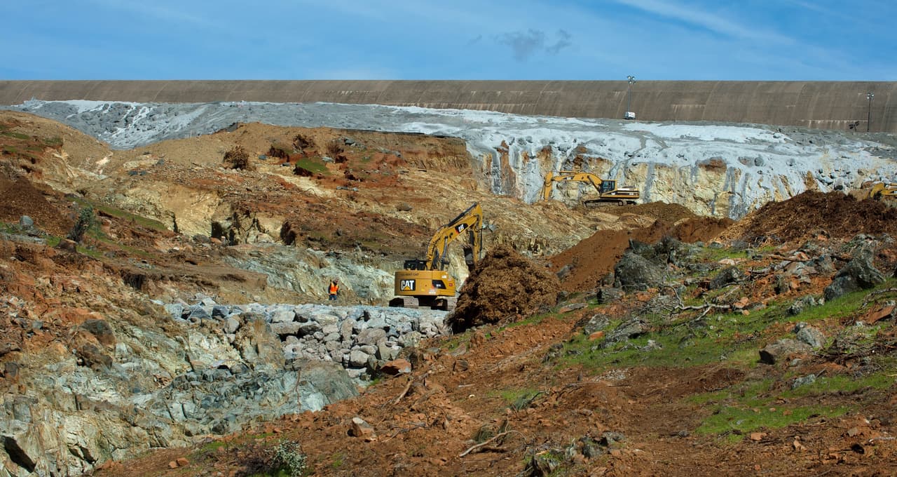 Desde esa incidencia, la maquinaria pesada ha estado trabajando para llenar la grieta de rocas y tratar de asegurar el terreno para evitar mayores erosiones en el futuro.