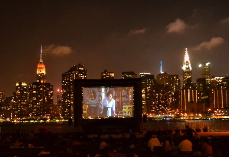 Películas al aire libre: esta es ya una tradición en las grandes ciudades. Parques y organizaciones comunales ofrecen durante todo el verano proyecciones gratis de películas infantiles. Los screenings empiezan cuando cae el sol, de manera que hay que estar despiertos hasta tarde.