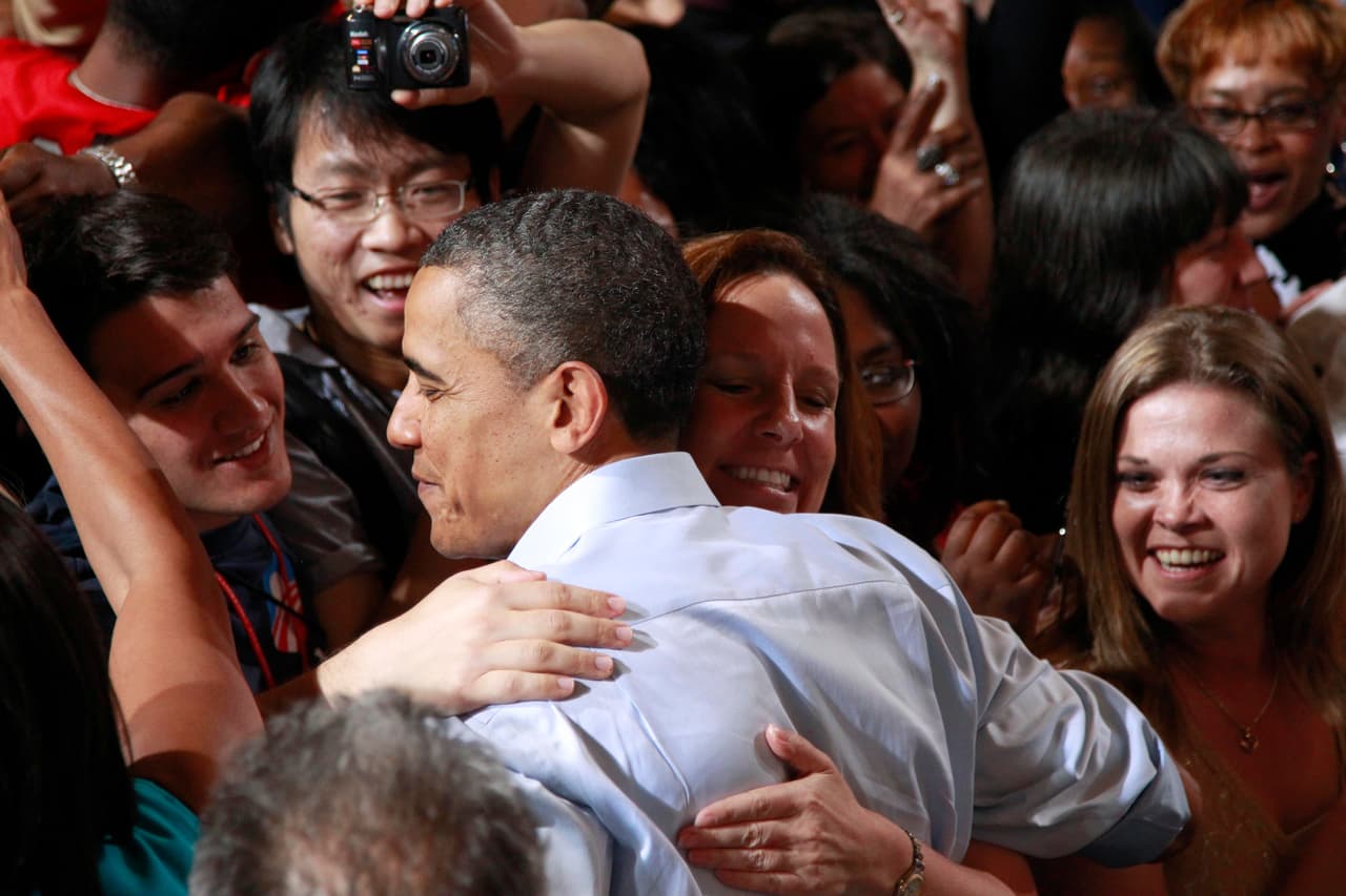En sus dos campañas presidenciales Obama acostumbró a tener contacto físico a menudo con sus seguidores. Esta fotografía fue tomada en Columbus, Ohio, en mayo de 2012.