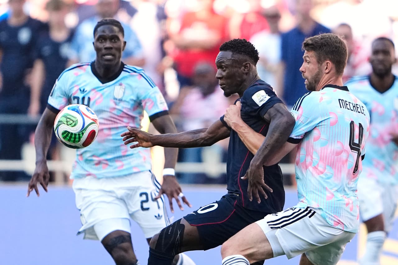 Folarin Balogun (20), de Estados Unidos, disputa el balón con Brandon Mechele (4), de Bélgica, durante el partido de octavos de final de la Copa del Mundo entre Estados Unidos y Bélgica en Seattle, el lunes 6 de julio de 2026.