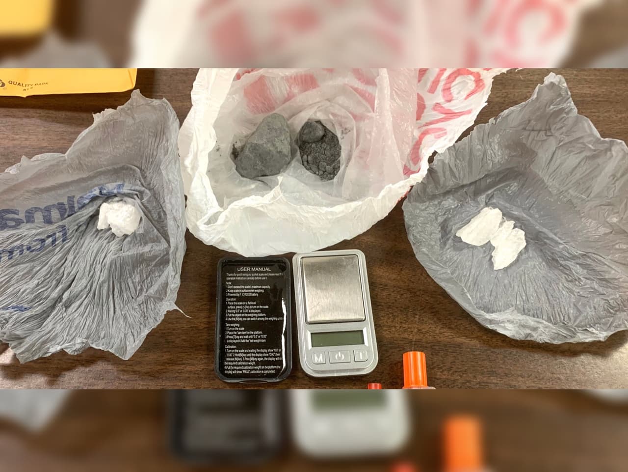 <a href="https://www.drugs.com/illicit/graydeath.html" target="_blank">La 'gray death'</a> es una combinación ilícita de drogas poderosas y peligrosas que, previamente, ha sido cortada con fentanilo, un opioide sintético que la Agencia de Control de Drogas de Estados Unidos dice que es 
<b>de 80 a 100 veces más fuerte que la heroína regular</b>.