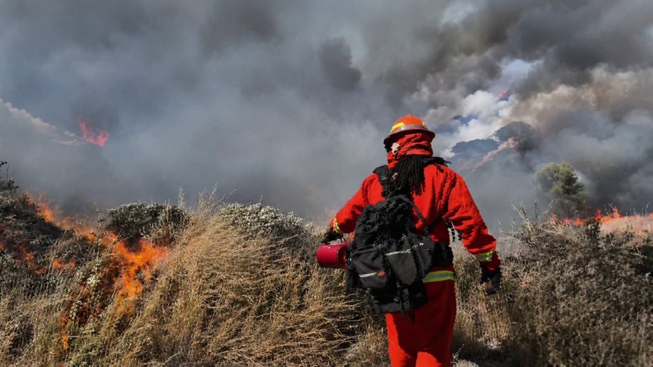 Bomberos luchan contra los incendios Iron y Cherry en Utah: Suman miles de acres consumidos