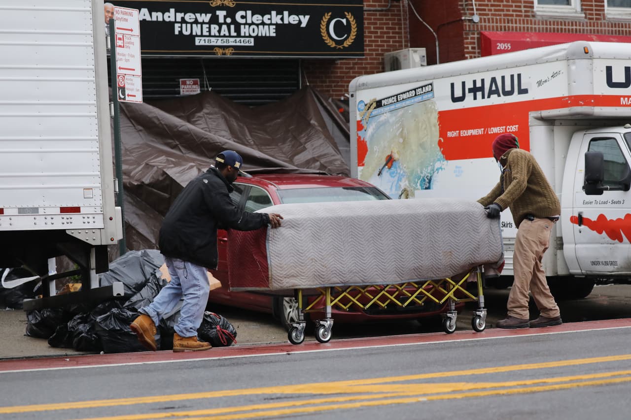 Por qué la cifra real de muertos por el coronavirus en EEUU es mayor a la reportada