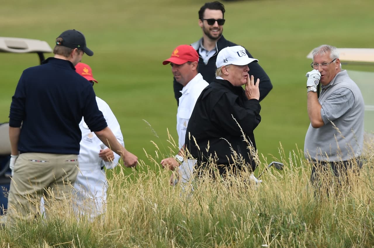 Mientras tanto, después de las tensiones políticas de los últimos días, el presidente Trump publicó en su Twitter sus planes para el fin de semana. “He llegado a Escocia y estaré en el Trump Turnberry por dos días, en reuniones, llamadas y ojalá practicando algo de golf, mi primordial forma de ejercicio”, dijo el mandatario. Efectivamente, este sábado le dio tiempo para su juego predilecto.
<br>