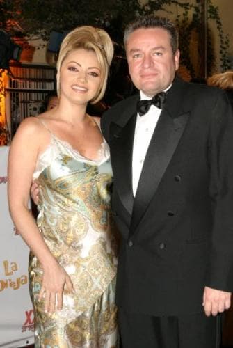 'El Güero' Castro ya había sido pareja de una actriz, estuvo casado con Angélica Rivera y en 2008 el amor se les acabó y firmaron su divorcio por el civil. En 2009 su matrimonio fue 
<a href="https://www.univision.com/entretenimiento/la-historia-detras-de-las-fotos-ineditas-de-la-boda-religiosa-de-la-gaviota-y-el-guero-castro-fotos" target="_blank">disuelto por la iglesia católica </a>y fue así como 
<b>Angélica Rivera</b> pudo casarse con 
<b>Enrique Peña Nieto</b>, el presidente de México.