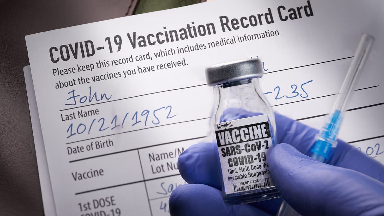 <b>En video: <b>Arrestan a enfermeras que generaron alrededor de $1.5 millones vendiendo tarjetas de vacunación falsas</b></b>
<br>
<br>Según la investigación realizada por la oficina fiscal del distrito del condado de Suffolk, las mujeres habrían recaudado más mas de un millón de dólares con el esquema, y ahora enfrentan cargos por falsificación en segundo grado.