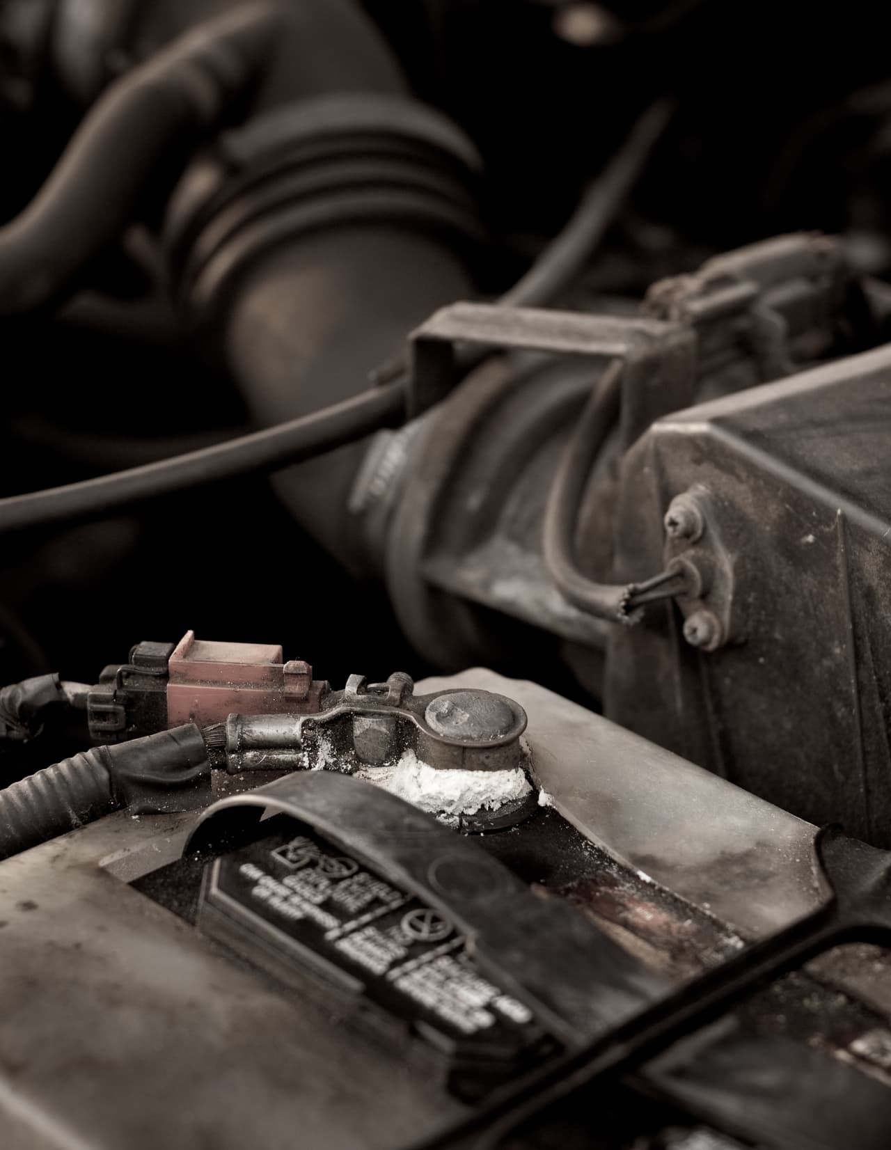 <b>Fugas de líquido de la batería:</b> esto es muy común y son la causa de corrosión alrededor de los postes/bornes de conexión. En este caso es recomendable limpiar la suciedad, pero considera que esto es señal de falla, ya que la batería no debe tener ninguna fuga o rotura.