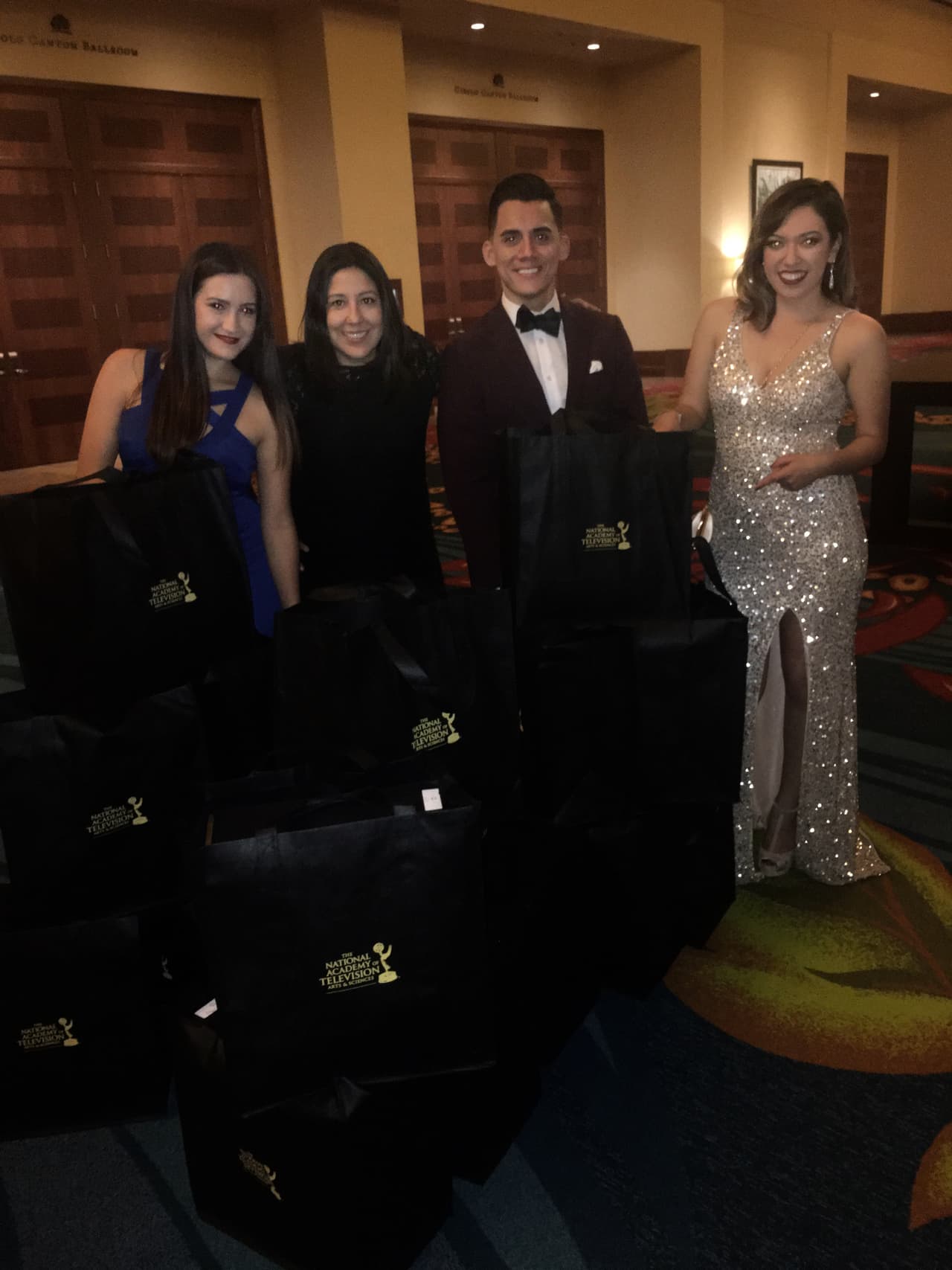 El equipo de mercadeo y promociones recibió múltiples estatuillas. (De izq. a der.) Celina Saldivar, Bernadette Valles, Raúl Solís y Sonia Salas.