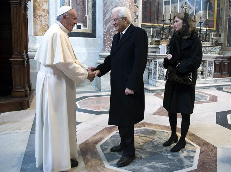 El papa Francisco saluda al presidente italiano, Sergio Mattarella.
