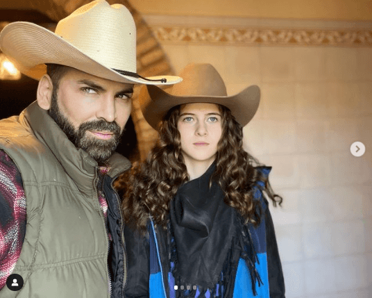 Emma es la mayor y comparte con su tío el amor por los caballos: desde cepillarlos hasta cabalgarlos.