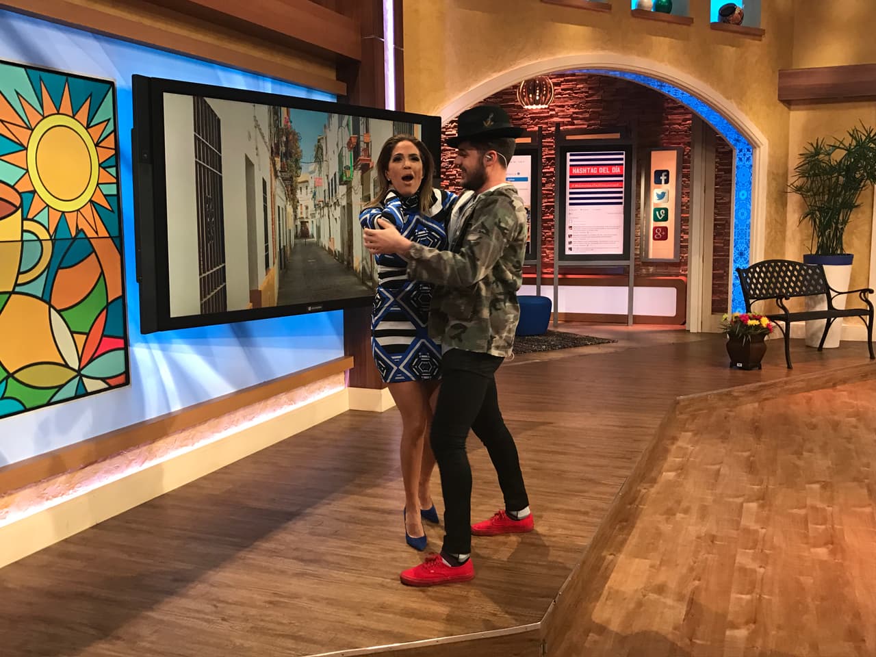 Pero casi le truena el cuello.