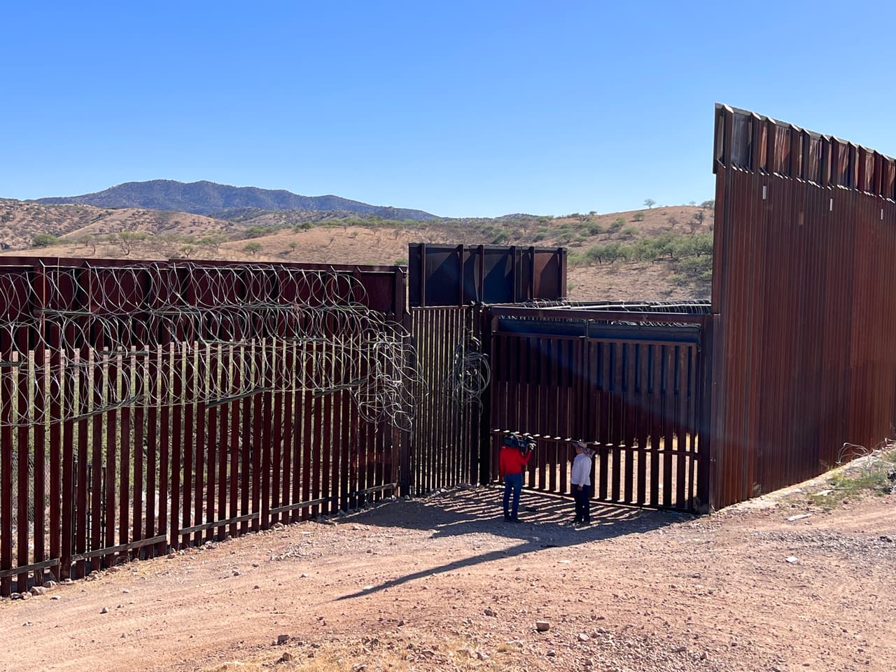 Los inmigrantes se esconden en los arbustos o entre las barras mientras esperan que no haya agentes en el área, pero hay cientos de cámaras por donde los están observando. Un equipo periodístico de Univision Arizona habló a través del muro con un grupo que estaba a la espera que no hubiera agentes para cruzar.