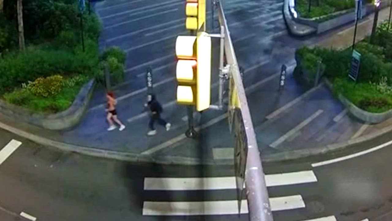 Hombre enmascarado que causa terror en Center City se esconde de la policía