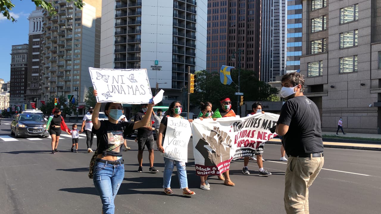 Durante la demostración pública también reclamaba justicia para los inmigrantes y las mujeres que permanecen encarceladas en el centro de detención Berks. 
<br>