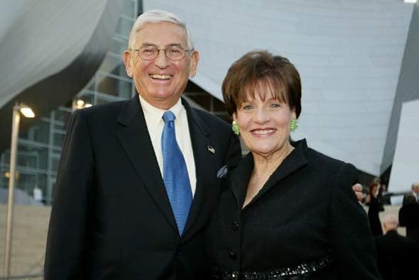 Entre las parejas millonarias que se unen a la causa están Eli y Edy Broad, comprometiéndose a dar el 50 por ciento.