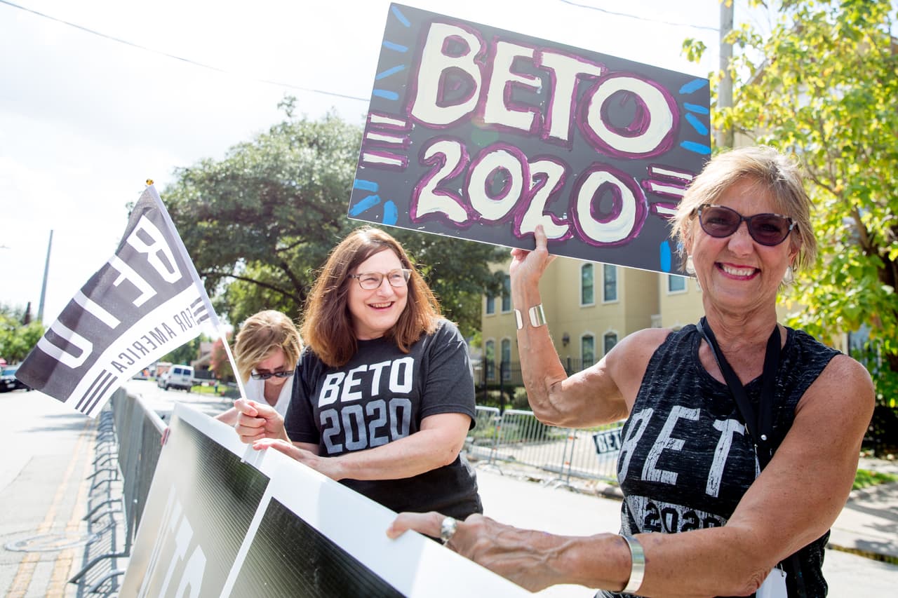 Frente al al complejo de Salud y Educación Física en la Universidad del Sur de Texas, fuera de la universidad, otra fila se formó con algunos activistas en favor de los candidatos. “Muchos texanos piensan que Beto puede ganar la carrera”, dijo Jane McEldowney (a la derecha en la fotografía), seguidora de Beto O’Rourke, de Houston.