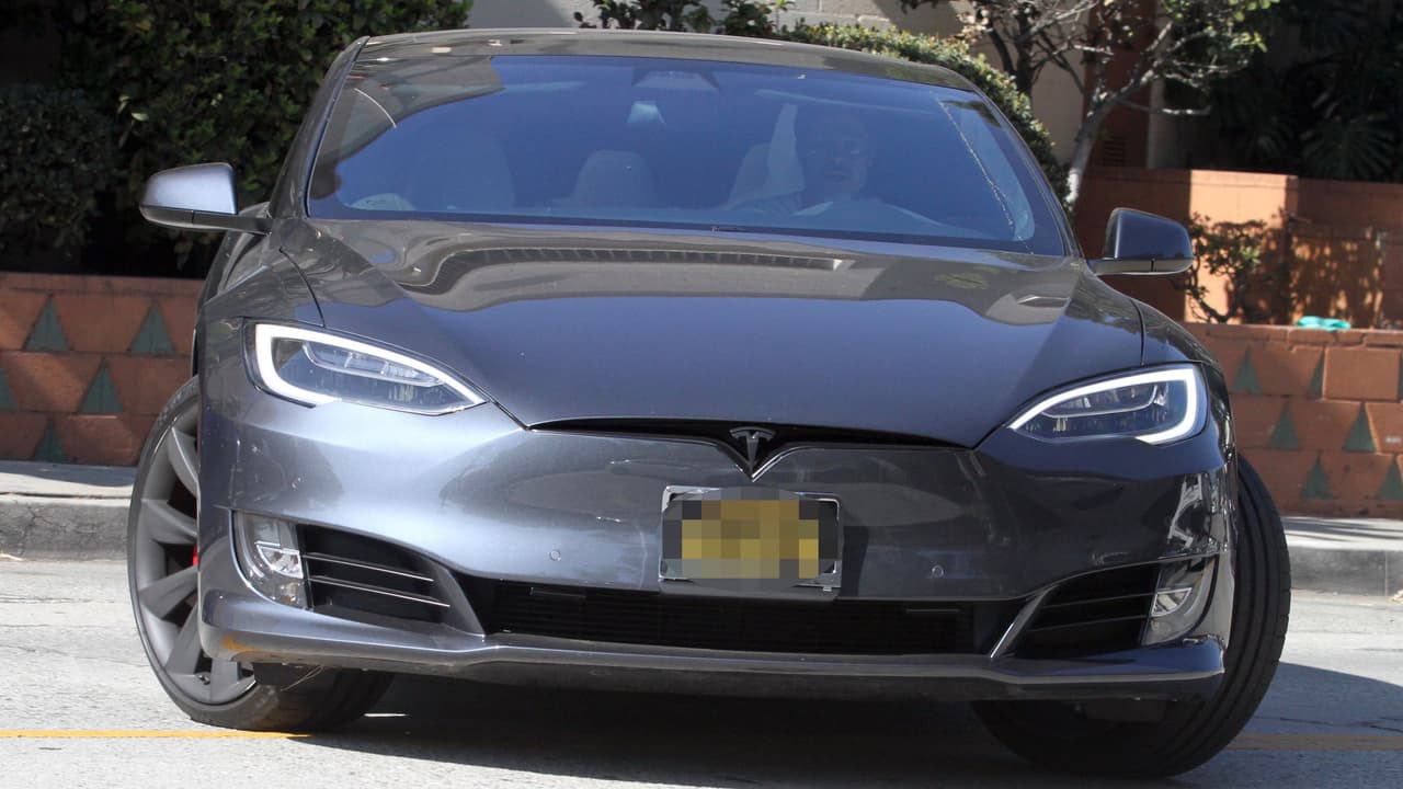 Photo © 2018 Coleman Rayner/The Grosby Group Spain: Lagencia Grosby PREMIUM EXCLUSIVE Los Angeles, February 07, 2018 Brad Pitt exchanges details with fellow motorists after causing a three-car pileup near his home in Los Angeles. The 54-year-old actor crashed his Tesla car into a silver Nissan, which in-turn ran into the small Kia in front of it in Los Feliz on Monday