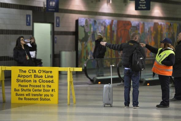 La gente recibe intrucciones para poder abordar los autobues que los llevarán a la siguiente parada en la línea, Rosemont.