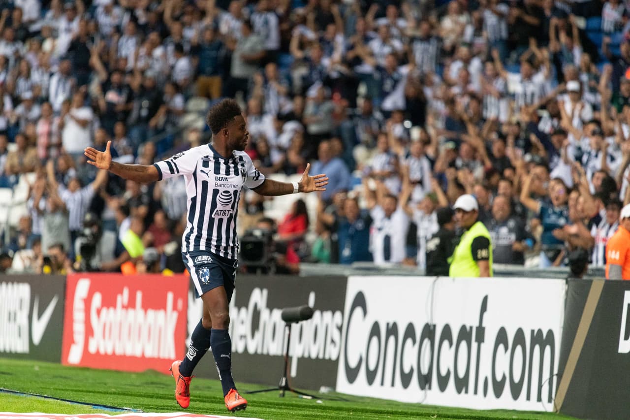 Y el colombiano Avilés a los 14 minutos marcaba el 2-0 para Monterrey. Así lo festejó con la afición.