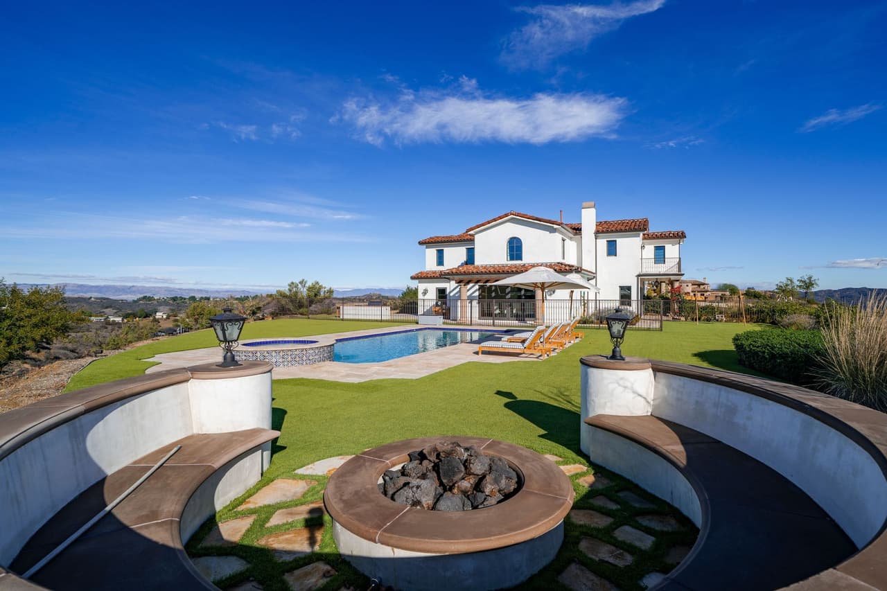 La casa principal al estilo mediterráneo tiene cinco dormitorios y seis baños, además de una casa de huéspedes independiente que tiene un dormitorio y baño.