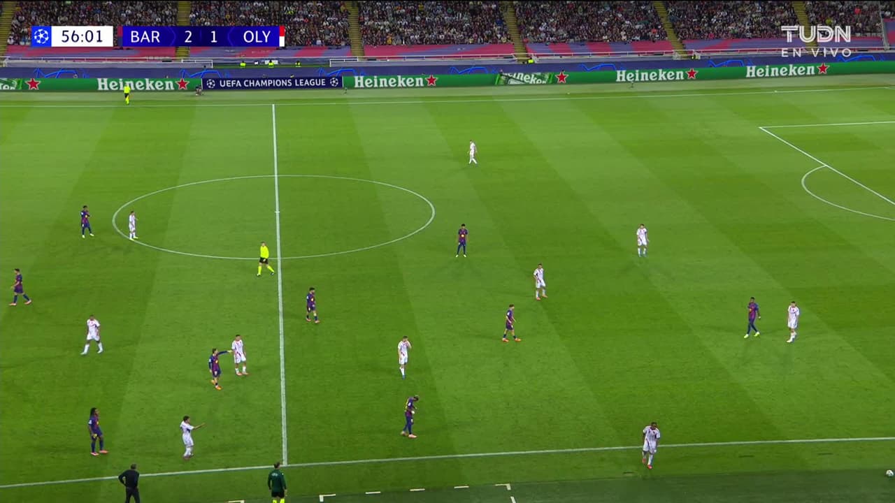 ¡Tarjeta Roja! Santiago Hezze recibe la segunda amarilla y se va del juego.