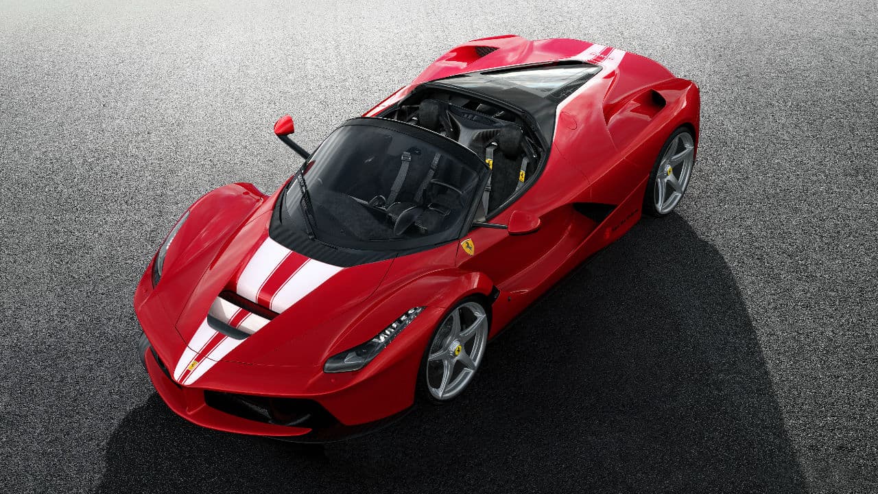 El
<b> Ferrari LaFerrari Aperta</b> disputado en la subasta realizada por RM Sotheby fue la unidad número 210 de este modelo, del cual se había previsto la producción de sólo 209 unidades para todo el mundo. Ello obedeció a una noble causa, ya que el dinero recabado fue para apoyar a la fundación Save the Children, la cual destinará los recursos a programas educativos de Asia y África.