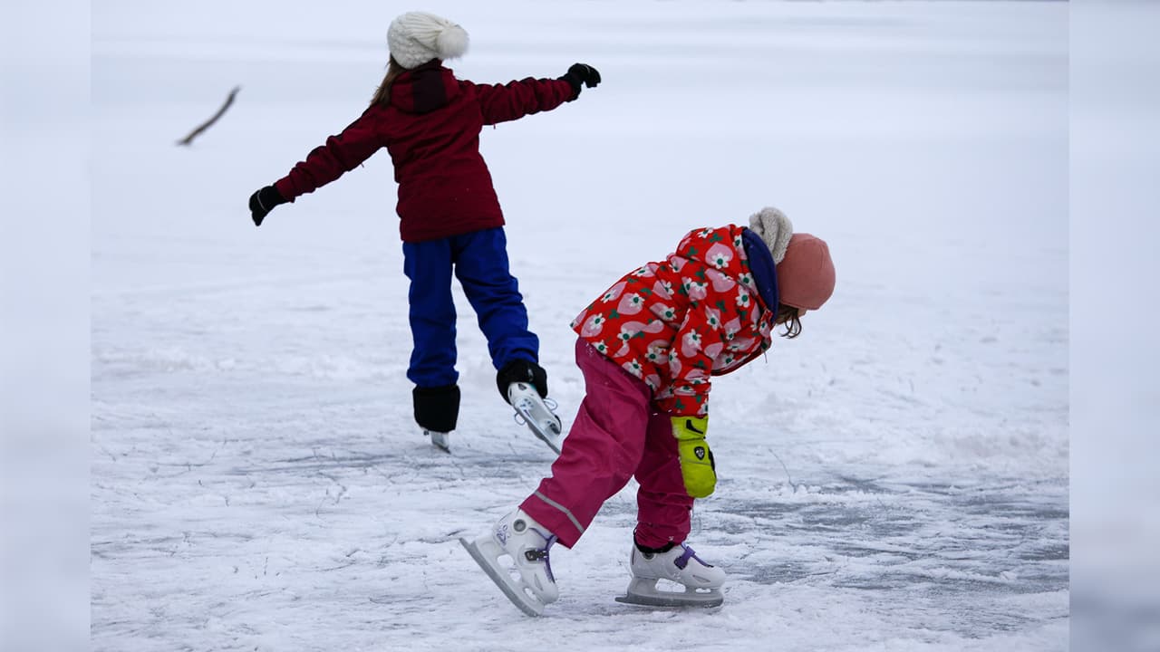 <b>Wentworth Park</b>
<br>Patina sobre hielo mientras disfrutas de los avines despegando y aterrizando en el Aeropuerto Midway. Esta pista abre cinco días a la semana y te espera por solo $7. 
<br>Encuentras más información en 
<a href="https://www.chicagoparkdistrict.com/parks-facilities/Wentworth-Park" target="_blank">la página del parque</a>.
