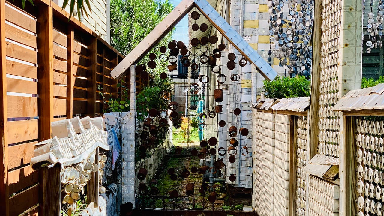 La casa y el resto de la propiedad están adornados con diferentes tipos de cerveza que John mismo bebió, aunque sus vecinos y su esposa, Mary, siempre se alegraron de echarle una mano.