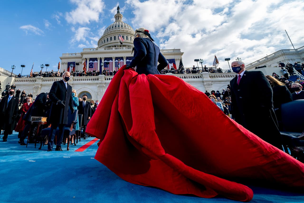 <b>Un vestido apoteósico en una excepcional toma de posesión</b>
<br>
<br>La tradicional celebración de la toma del poder en Estados Unidos en 2021 fue diferente a cualquier otra en el pasado. Solo unos pocos invitados enmascarados por la pandemia, en un Congreso que había sido asaltado por seguidores de Donald Trump apenas semanas antes. 
<br>
<br>En este ambiente, la cantante Lady Gaga no dejó de sorprender: se presentó ante Joe Biden con el besito más grande que se haya llevado a una toma de posesión.
<br>