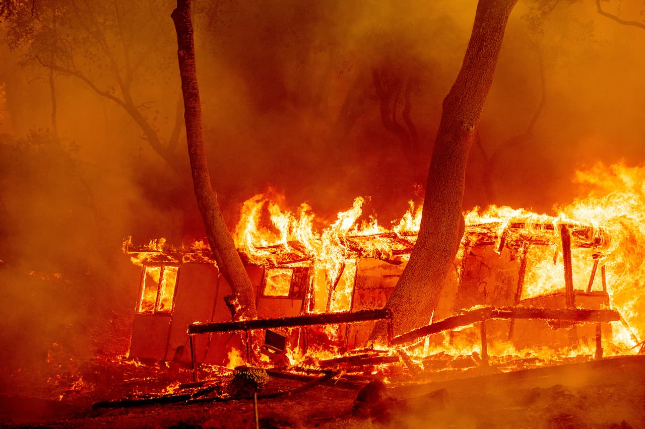 En el condado de Napa los incendios Hennessey, Gamble y 15-10 queman hasta el momento 12,200 acres de terreno y amenazan con destruir más de 200 viviendas y negocios, por lo que las autoridades han emitido múltiples órdenes de evacuación obligatorias.