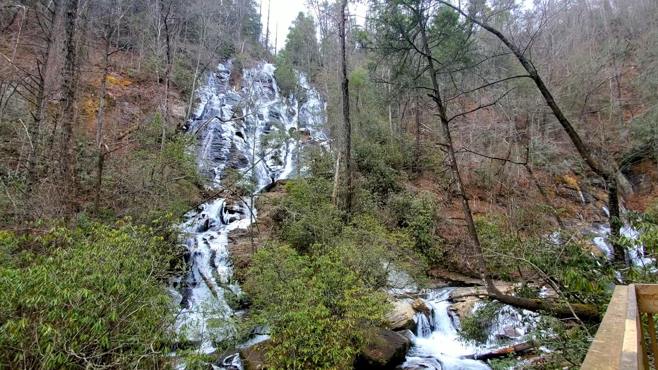 El primero de los destinos es 
<b><a href="https://www.fs.usda.gov/recarea/conf/recarea/?recid=10509">Dukes Creek Falls</a></b>, ubicado en el condado White a unas 91 millas al norte de Atlanta.