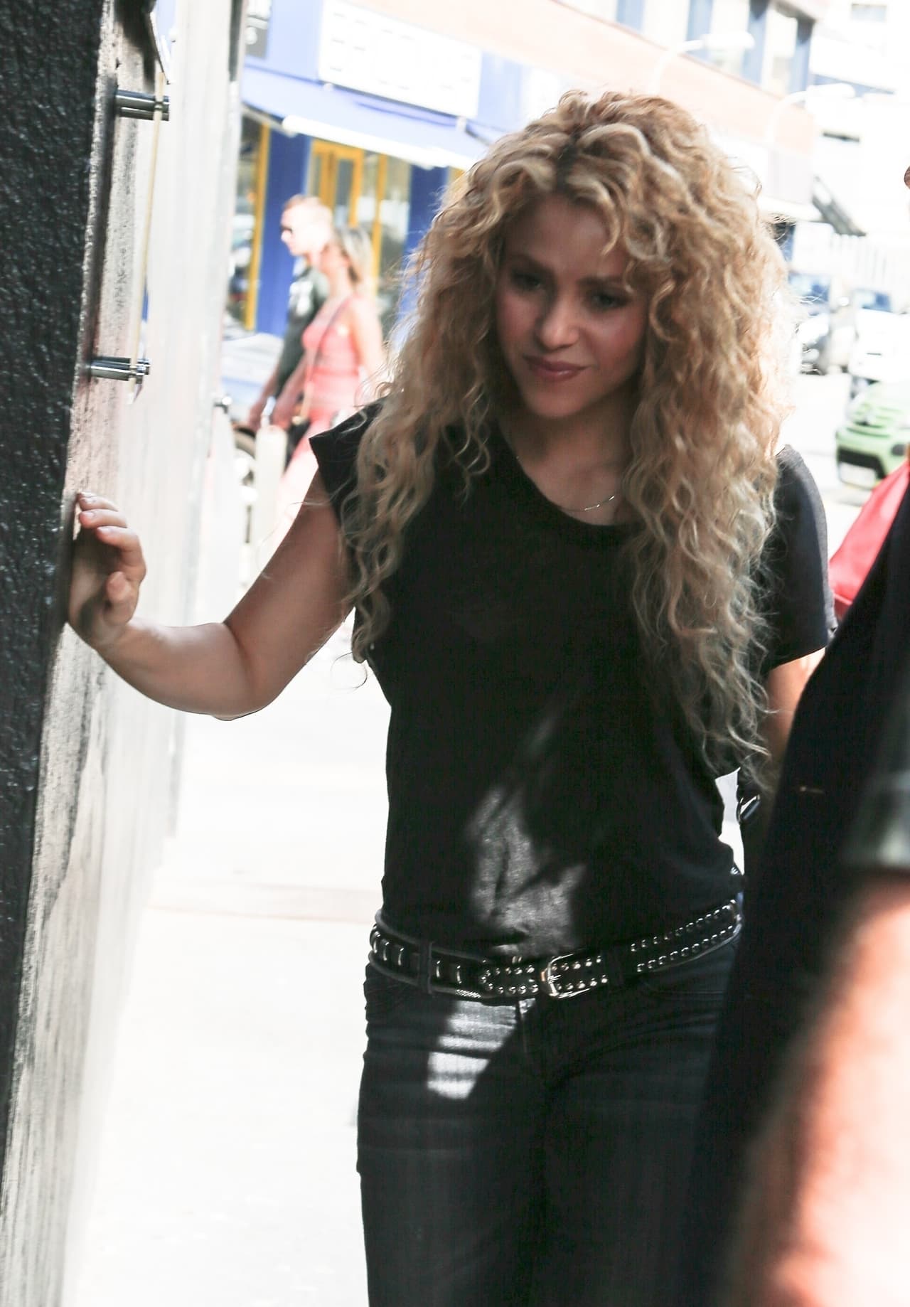 Shakira no ha dicho qué pasó: se ha mantenido promoviendo su nuevo videoclip y su gira 'El Dorado'.