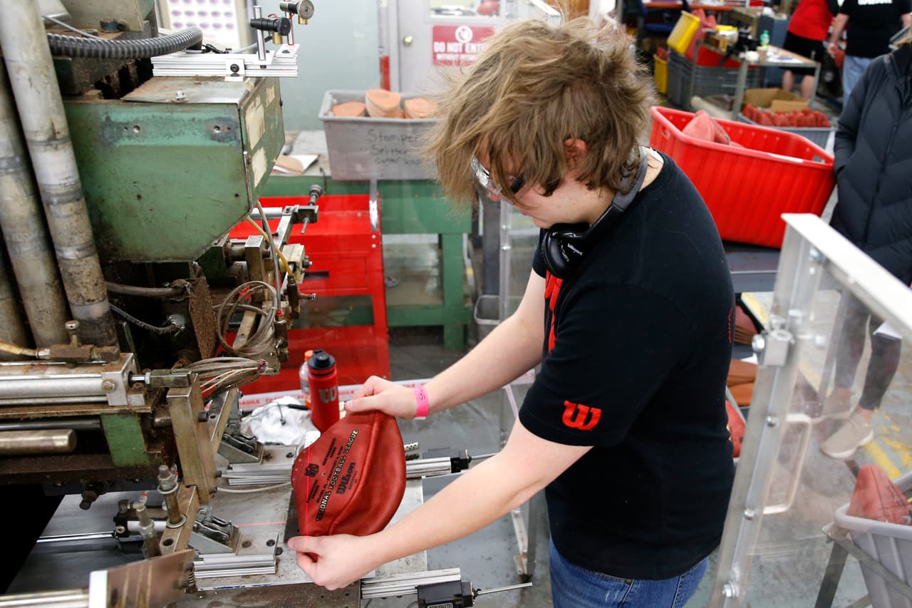 "Es genial saber que he podido participar con mis manos en uno de los balones que se utilizarán en el juego, en el Gran Juego", dijo Mark Conley, encargado del área de pintura.