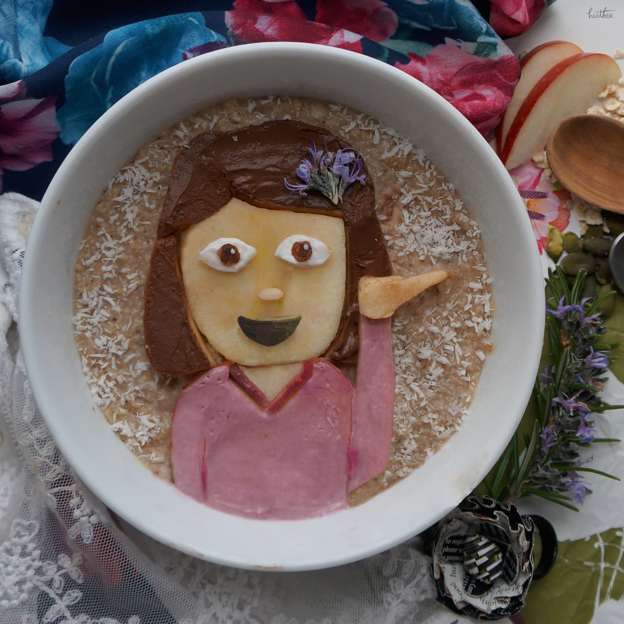 Los emojis más populares no pueden faltar en estas creaciones. ¿No la adoras?