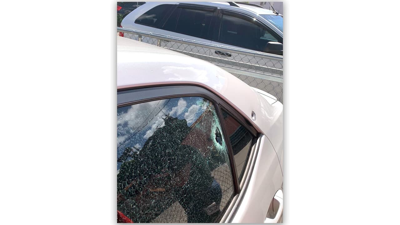 Así quedó el carro de la víctima tras el asalto frustrado.