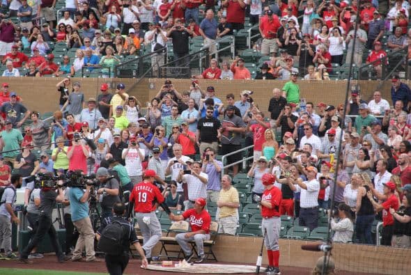 ¡El famoso comediante Will Ferrell se lució jugando con 10 equipos diferentes de la MLB  en cinco partidos del Spring Training en un solo día! Mientras los fans le hacían porras al comediante, éste les hacía bromas desde la cancha. Su hazaña fue grabada para una producción televisiva que será transmitida por HBO a finales de año.