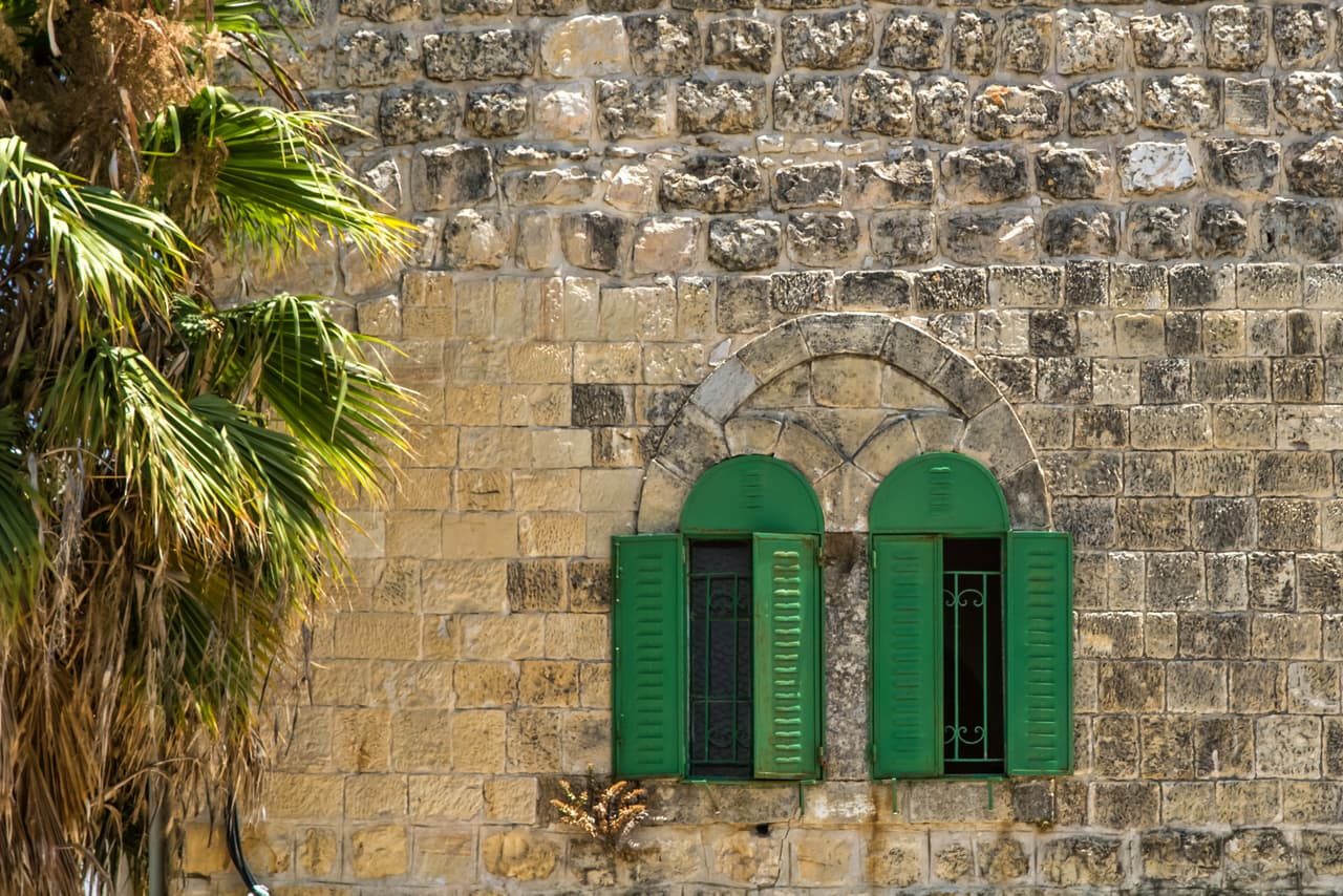 <b>Palestina</b>
<br>
<br>
<b>Casco antiguo de Hebrón/Al-Khalil.</b>
<br>
<br>La UNESCO considera que “los impactos del vandalismo, daños a la propiedad y otros incidentes” mantienen a este patrimonio en la lista de los que están en peligro. “Se ha expresado preocupación por los proyectos de desarrollo planificados por la Potencia ocupante, que pueden afectar negativamente el patrimonio”, agrega.
<br>
<br>
<b>Otros patrimonios en peligro en esta nación:</b>
<br>
<br>
<b>Tierra de olivos y vides, paisaje cultural del sur de Jerusalén, Battir.</b>
<br>