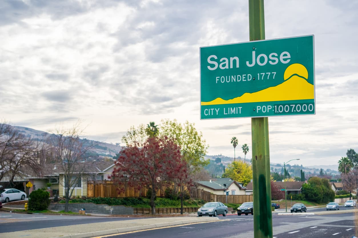 <b>En San José, California</b>
<br>
<br>🔘 El ingreso medio en esta ciudad es de $117,324 al año.
<br>🔘 El ingreso que se recomienda tener para poseer una casa es de $230,695.55
<br>🔘 El ingreso que se recomienda tener si vas a alquilar una vivienda es de $102,223.55