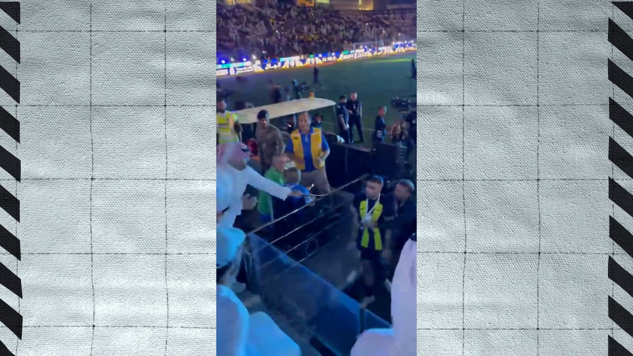 Aficionado responde con latigazos a delantero del Al Ittihad que le lanzó agua