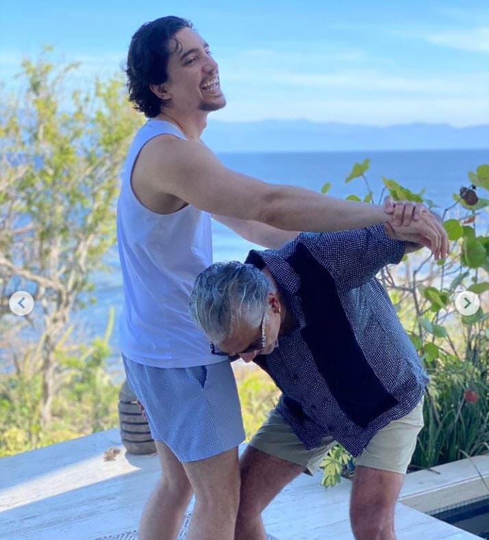 "De niño tú me cargabas a mí y 
<b><a href="https://www.instagram.com/p/B_YT6uTl0TU/" target="_blank">ahora yo te cargo a ti</a></b>. ¡Feliz cumpleaños, papá! ¡Qué sean muchos más, te amo!"
<br>