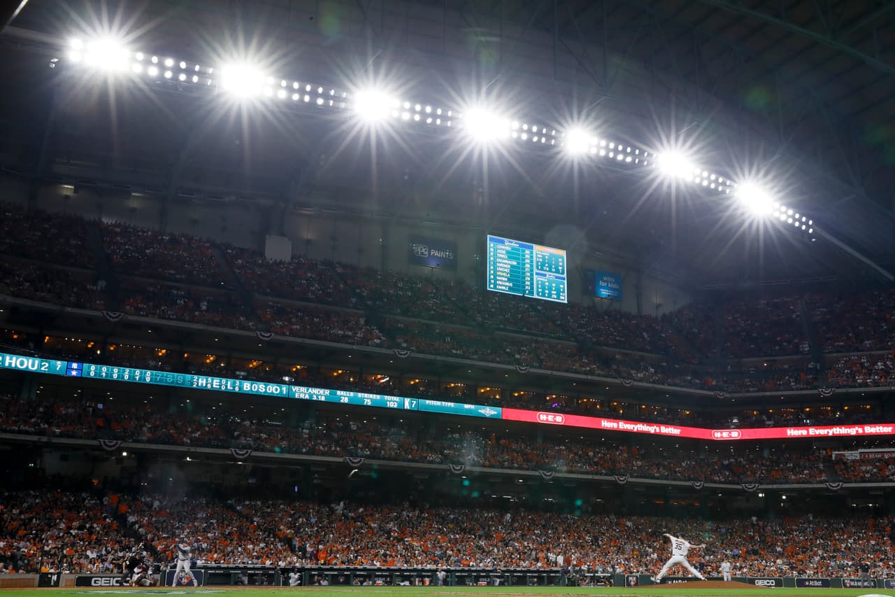 Carlos Correa conectó un jonrón en la décima primera entrada para superar 3-2 a los Yankees. El partido duró cerca de 5 horas y acabó con victoria para los Astros.