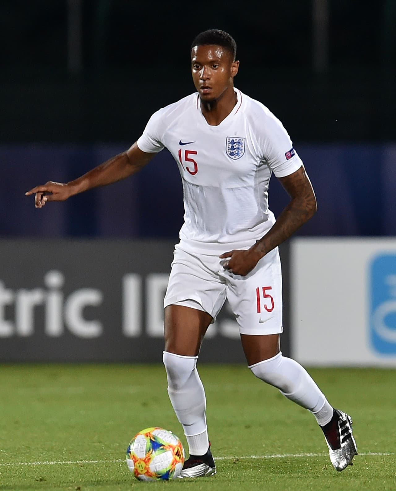 La defensa también la reforzaron con el joven Ezri Konsa que llega desde el Brentford por 13.3 millones de euros. Es seleccionado inglés Sub-21.