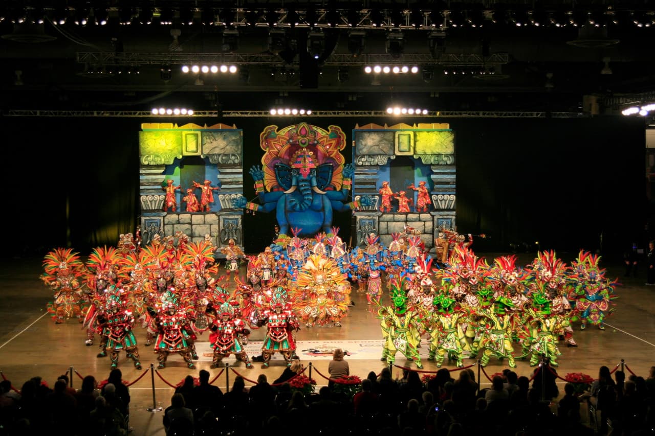<b><a href="https://www.phlvisitorcenter.com/mummers-ticket">Fancy Brigade Shows at the Pennsylvania Convention Center (1 de enero)</a></b>. Después de marchar en el desfile, las Fancy Brigades se dirigen al Centro de Convenciones de Pensilvania para actuaciones intrincadamente coreografiadas de cuatro minutos y medio al estilo de Broadway que se juzgan en varias categorías.