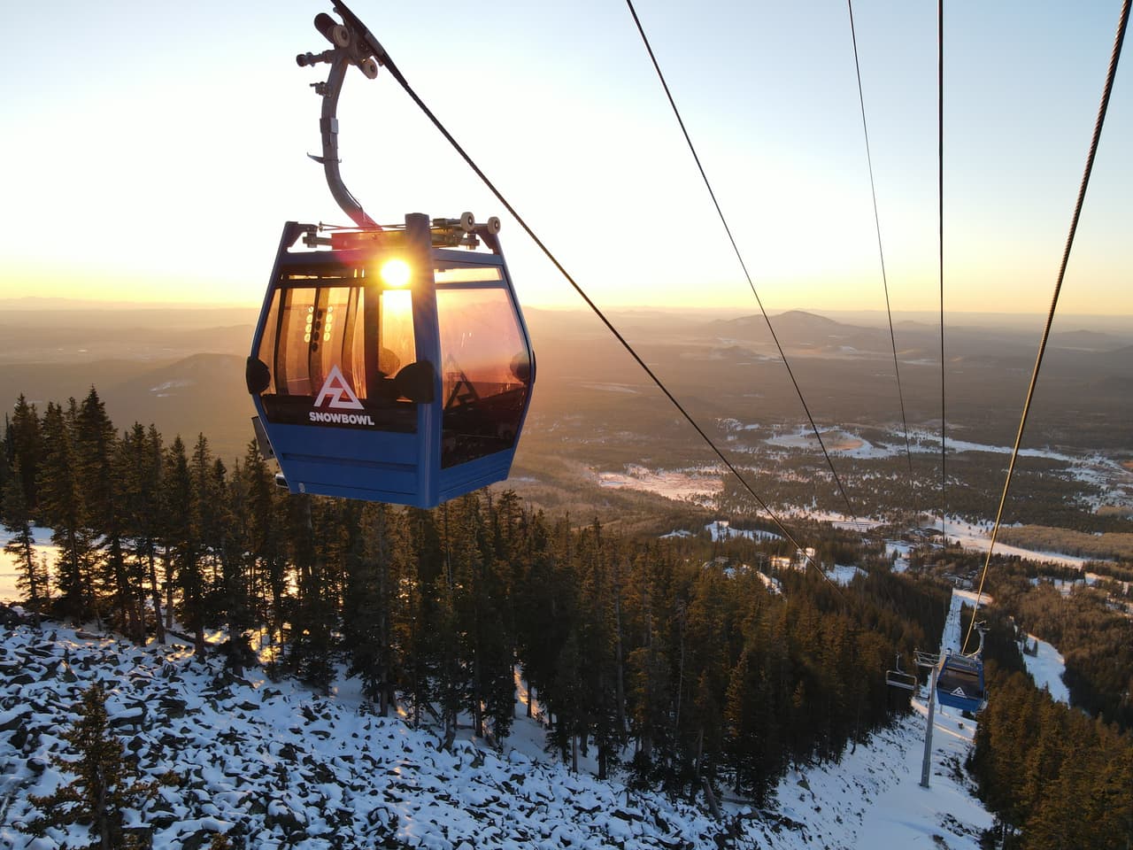 El lugar de esquí en Flagstaff, Arizona cuenta con nuevas góndolas para los aventureros del ‘snowboarding’. El Arizona Snowbowl indica que el teleférico 
<i>Agassiz</i> fue reemplazado por una versión de alta velocidad que incluye cabinas cerradas para ocho personas y asientos de silla al aire libre para seis personas.
<br>