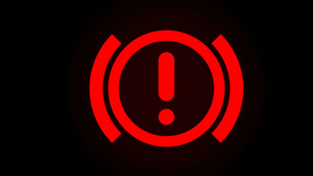 <b>Problema con el sistema de frenos</b>
<br>
<br>El auto te está indicando que hay un problema con el sistema de frenos. Puede ser un problema con el nivel del fluido, el estado de las patillas o de otra índole. En cualquier caso es una señal que nunca debe ser desatendida.