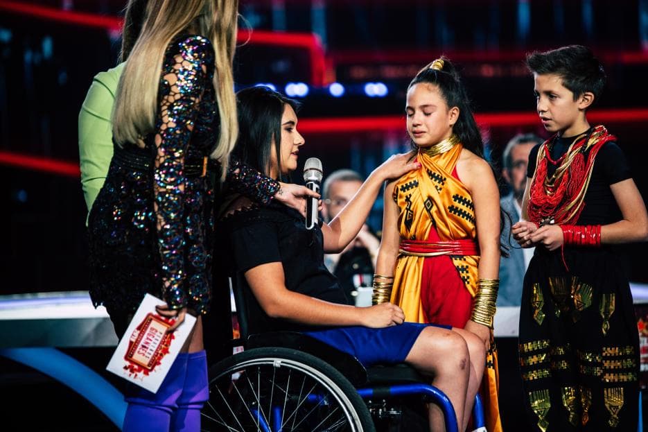 La joven quedó en silla de ruedas tras un trágico accidente, sin embargo visitó de sopresa a la pequeña antes de iniciar su baile. "Algún vamos a bailar juntas otra vez", le dijo Mayra a Andrea.