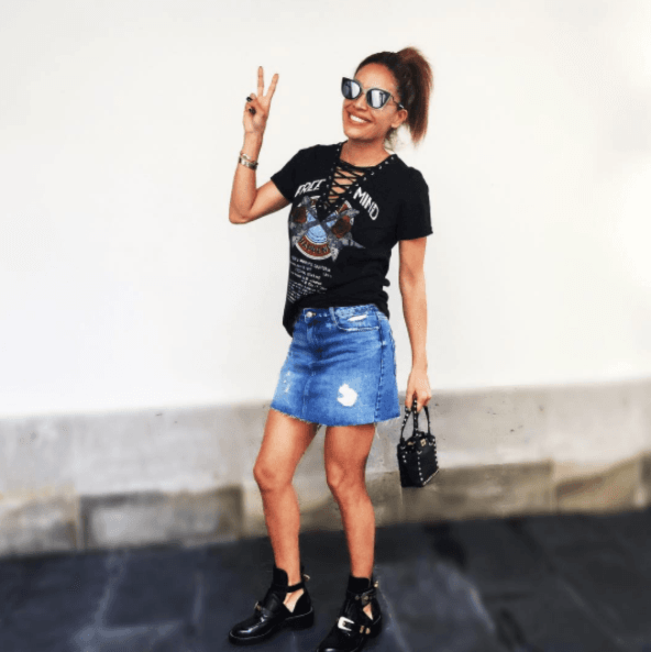 Karla es una mami muy 'cool' y eligió este modelito para dar un paseo por la tarde.